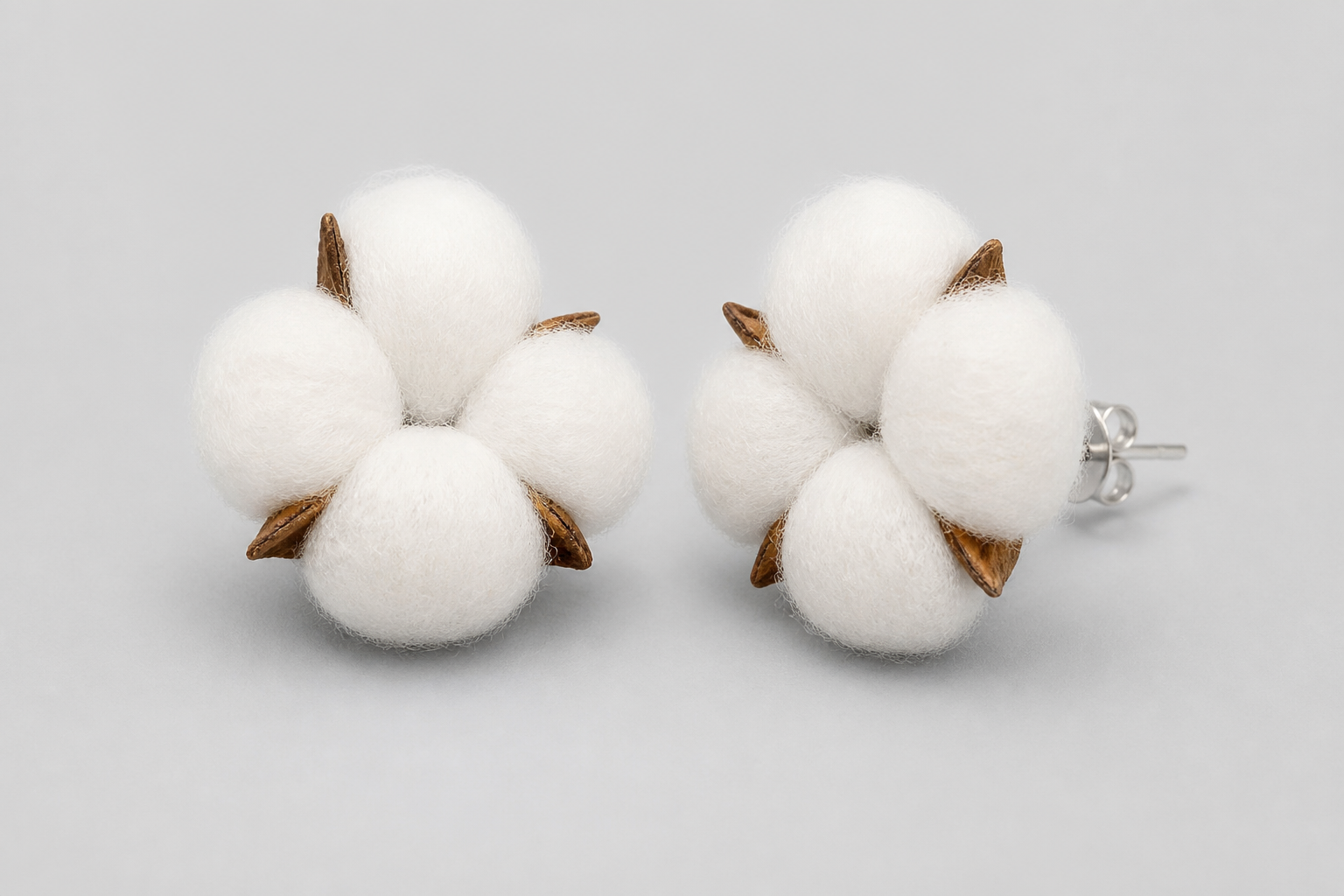 North Thread Stud Set White